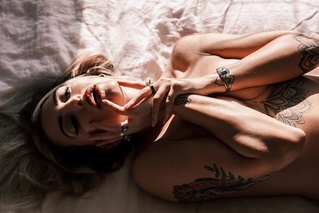 Miss Angelique W naked model picture