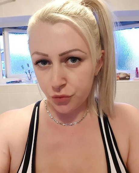 Corrine Marie Hounslow_ model erotic pics