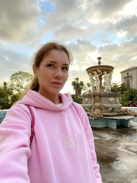 Little Queen pornstar naked img