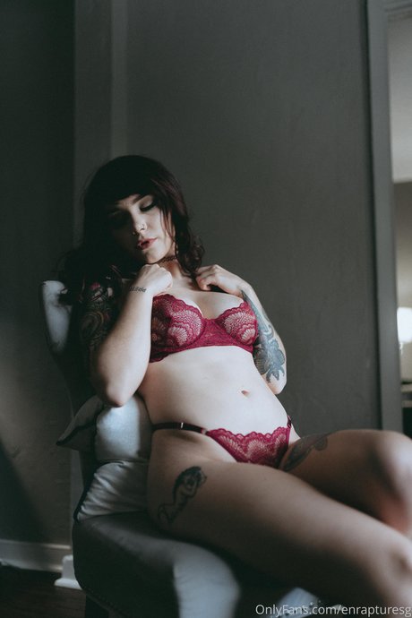 _Elise Tails top model photos