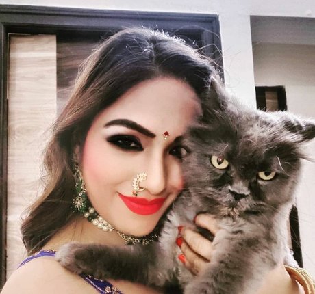 Zoya Rathore hd actress picture