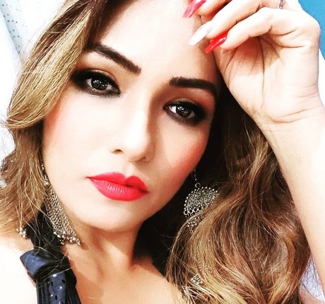 Zoya Rathore pretty model gallery