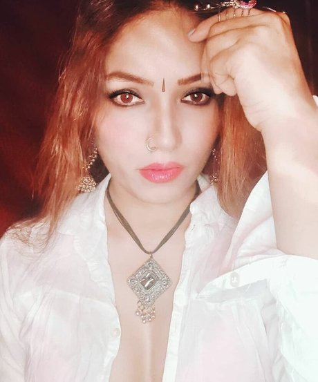 Zoya Rathore art actress photo