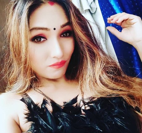 Zoya Rathore model art pic