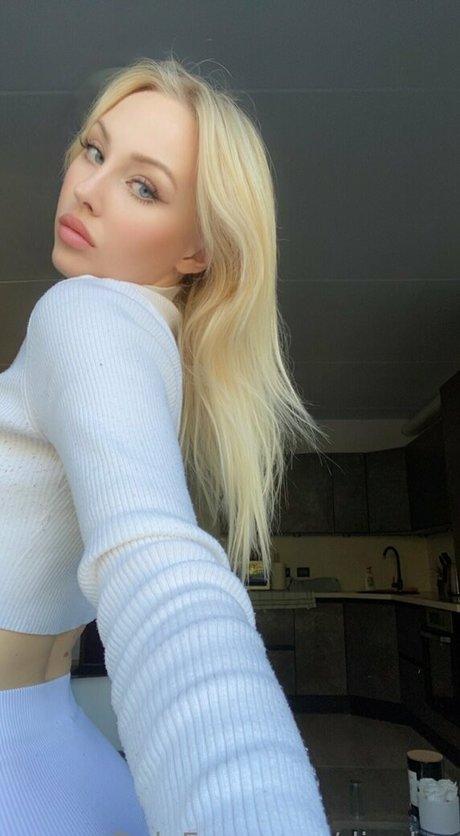 Dinulya model high quality photos