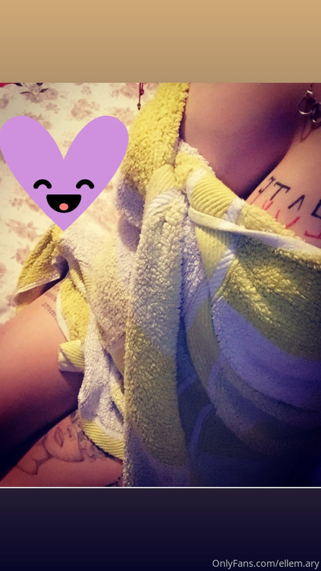 Ellem Ary model hot photo