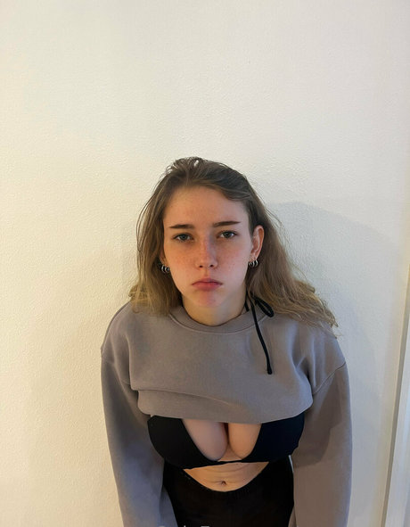 zooemoore model nude pictures