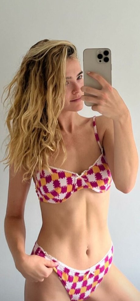 Zoey Deutch sexy model pics