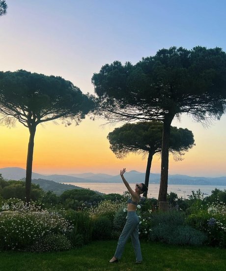 Zoey Deutch hot star image