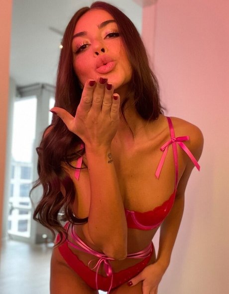 Zoe Roe sexy pornstar img