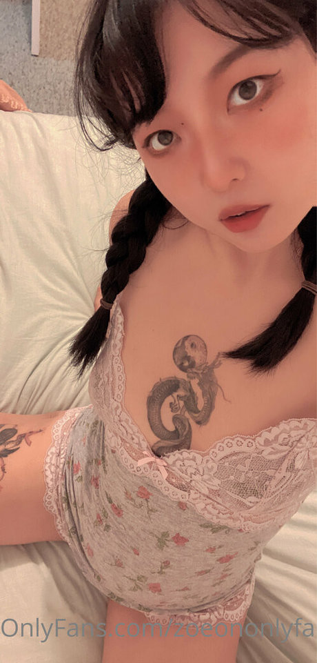 zoeononlyfans model pornographic img