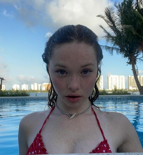 Zoe Colletti nudes model images