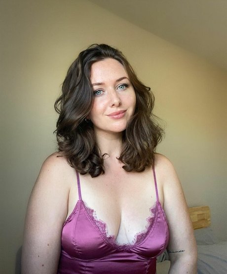 Zoe Bishop star erotic photos