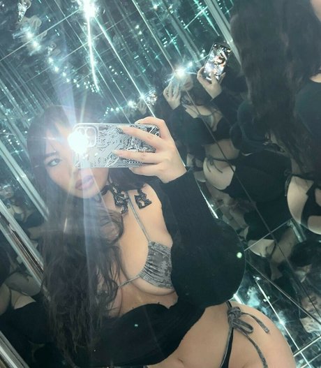 _estherng naked model archive