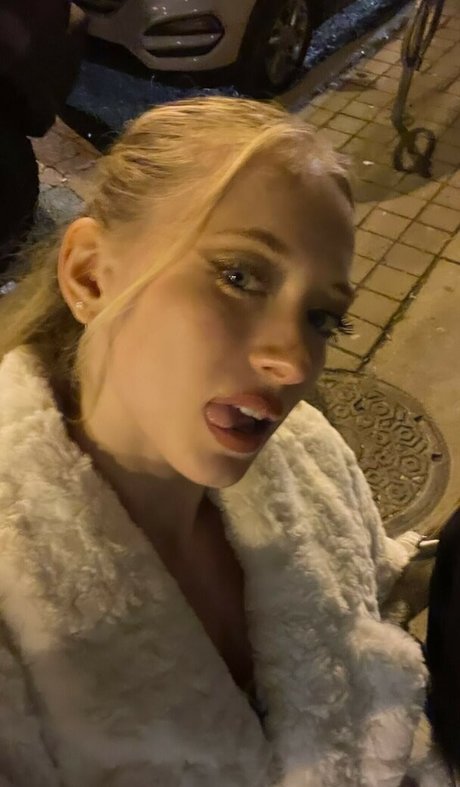 Sophia Diamond model naked images