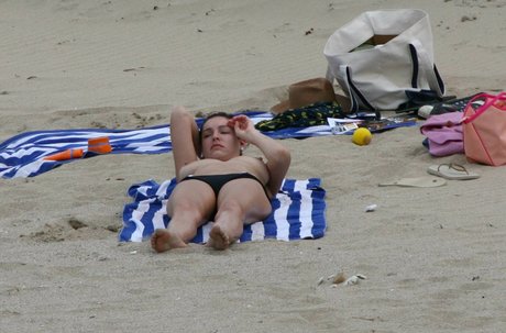 Kelly Brook Profile pic