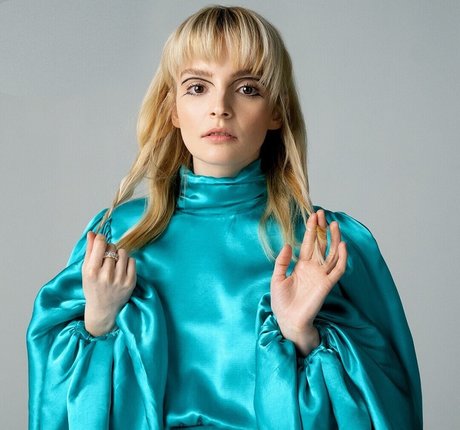 Lauren Mayberry Profile pic