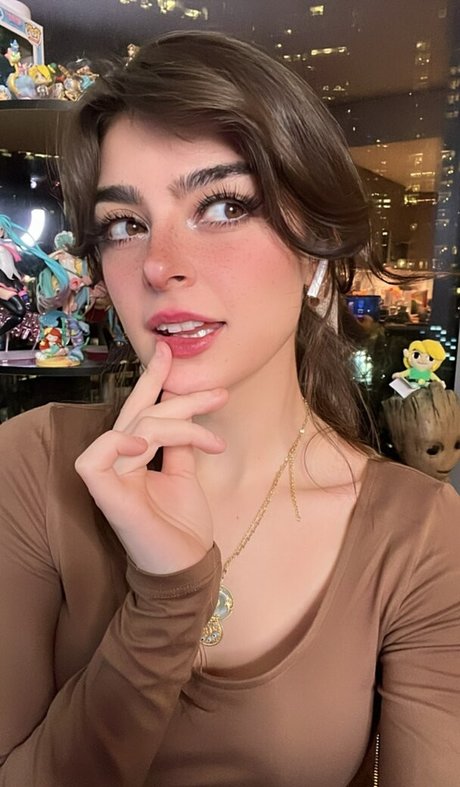 Aruuu sex model image