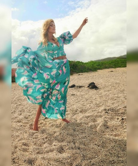 Katherine McNamara star sex pic