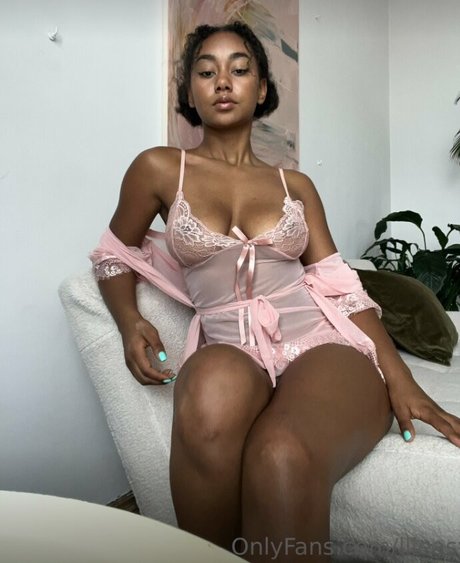 Elizabeth Anorue model naked images