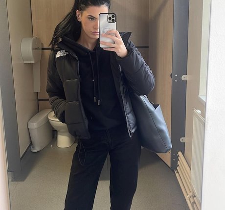 Olivia Forsbrook nude pornstar pics