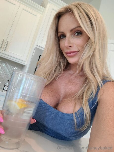 Huneybaked nice model pic