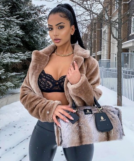 Aneeqa Farid art actress pictures