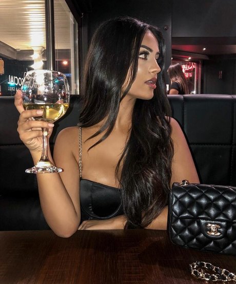 Aneeqa Farid nice model pic