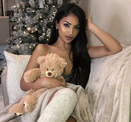 Aneeqa Farid star erotic img