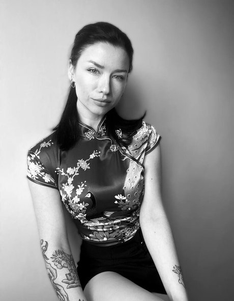 innervus sexy model photo