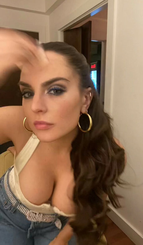 Jojo Levesque sexy actress img