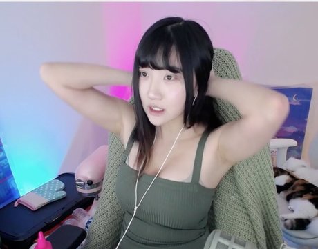 AriaSaki model pornographic photos