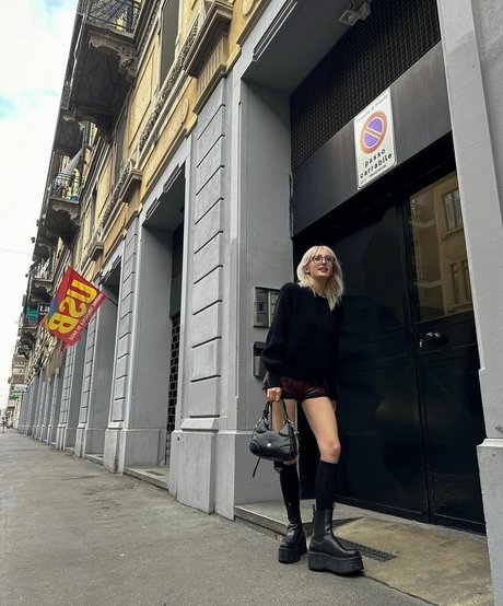 Jeon Somi model free picture