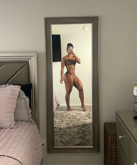 aaaaayevuh pretty model picture