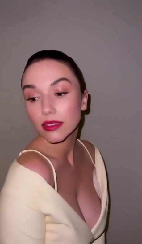 Grace Caroline Currey model top img