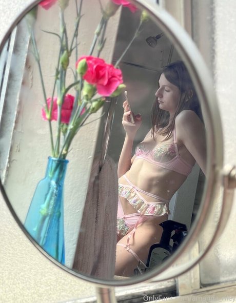 Amanda Riley nude actress pics