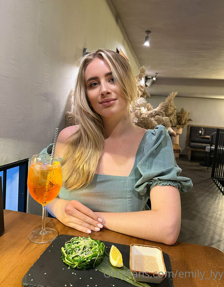 emily lyy nice star photo