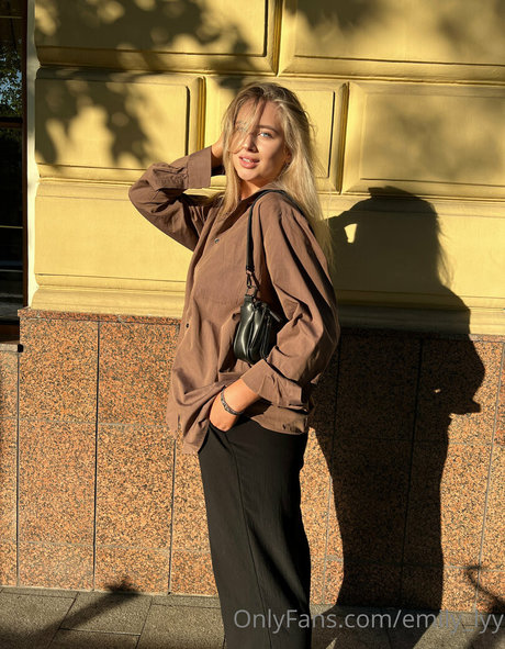 emily lyy exclusive star galleries