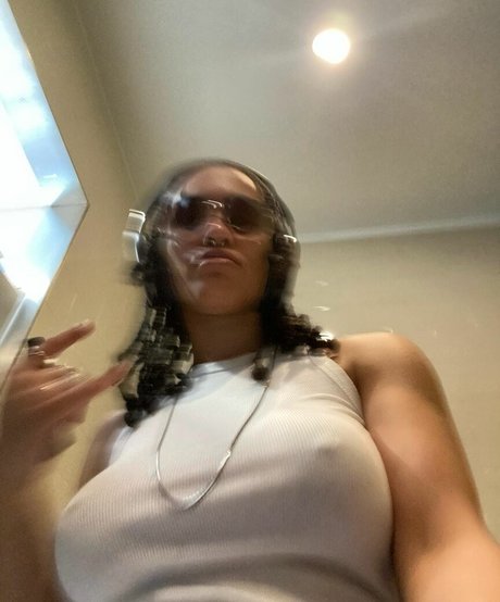 Aaliyeezy art model pic