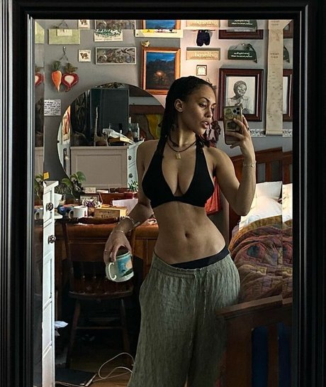 Aaliyeezy top model picture