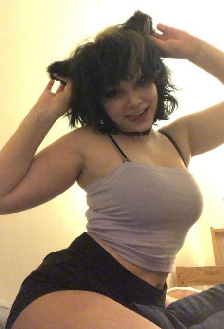 Guttergirlgab naked model picture