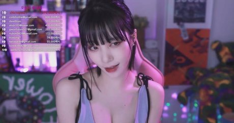 Baerasoni model nude photo