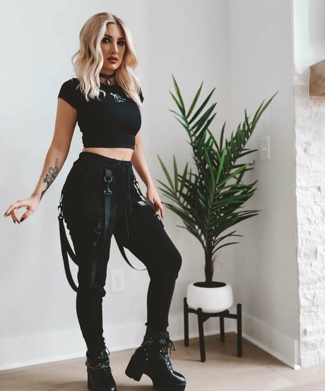 Addie Nicole Amick xxx model images