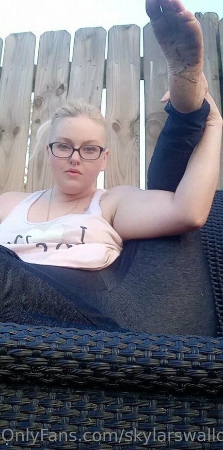 skylarswallows free actress pics