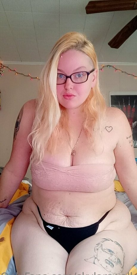 skylarswallows adult star photo