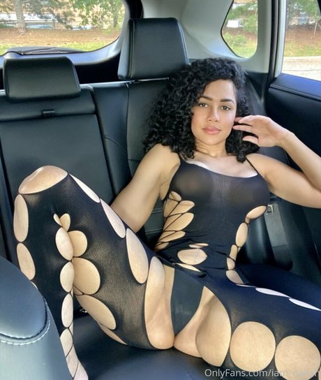 iam nailah model hd pic