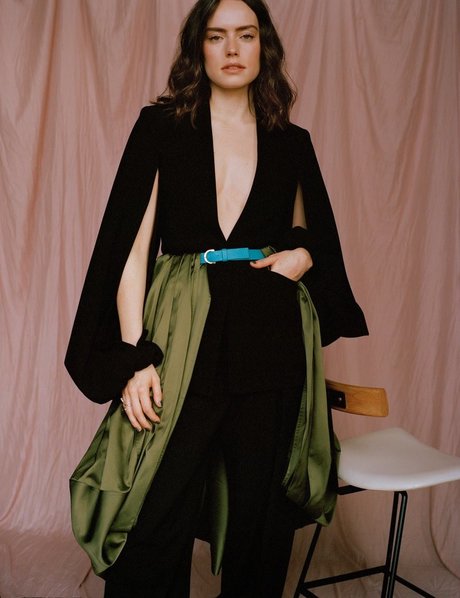 Daisy Ridley sexy actress photos