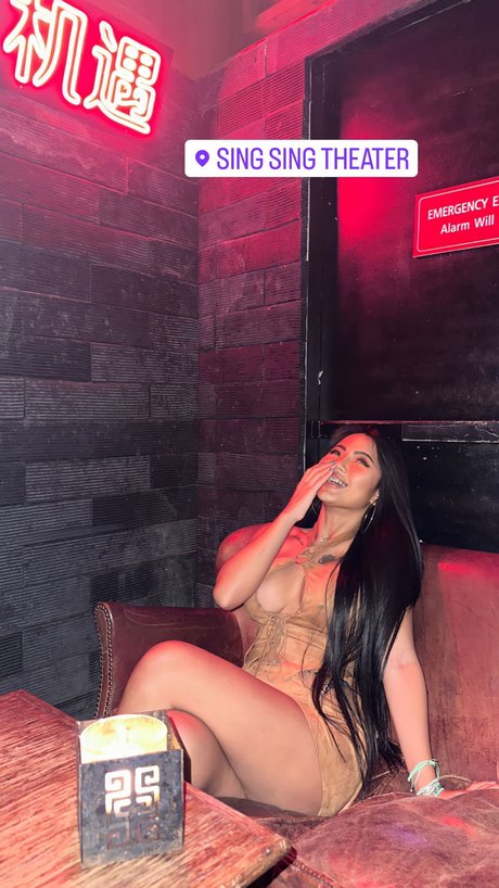 Praew Phatcharin hot star img