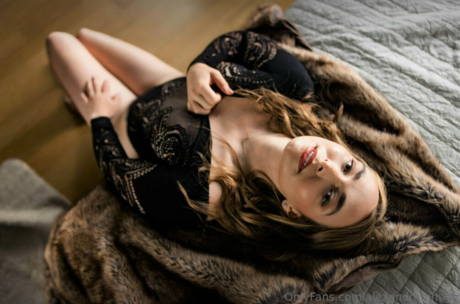 Alexandra M Hunt nice model picture