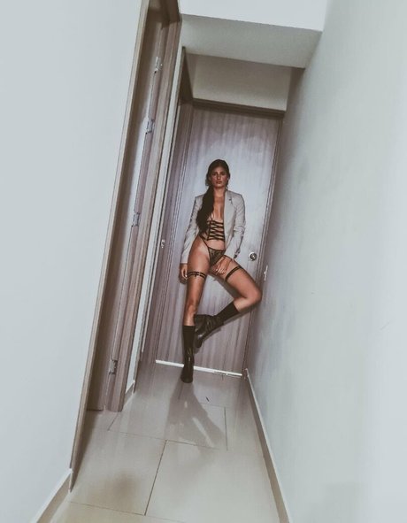 Holly Shit hd model pic